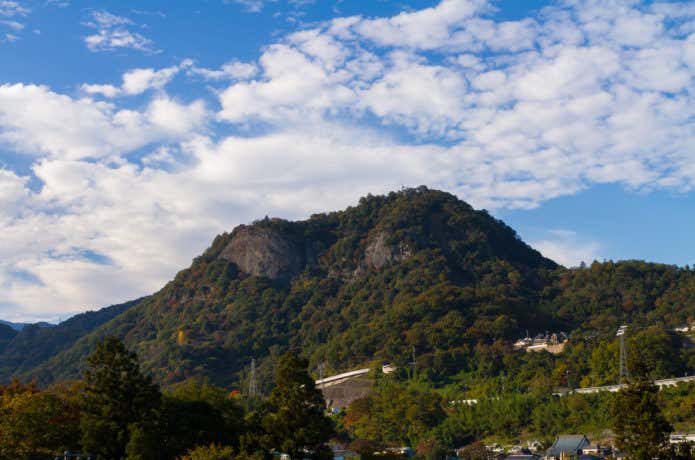 岩殿山の全容と青空