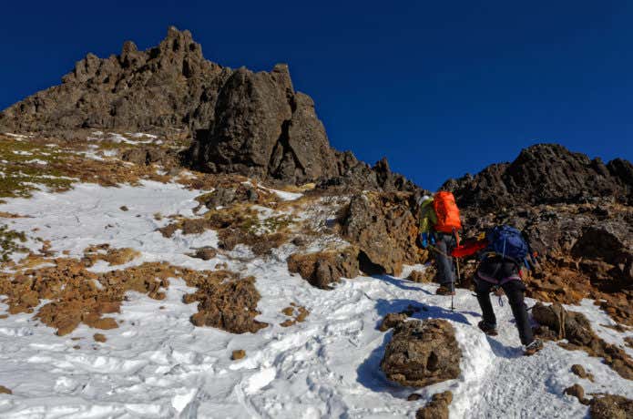 登山中の登山者