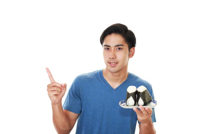 おにぎりを持つ男性