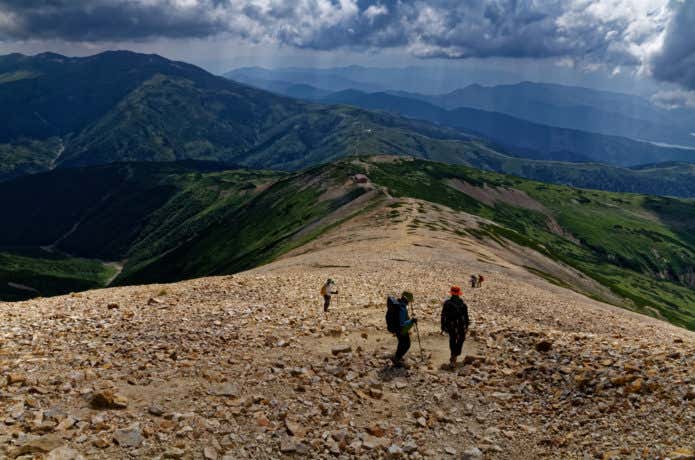 山頂から薬師岳山荘方面