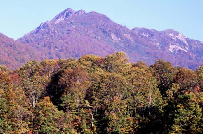麓から見る雨飾山
