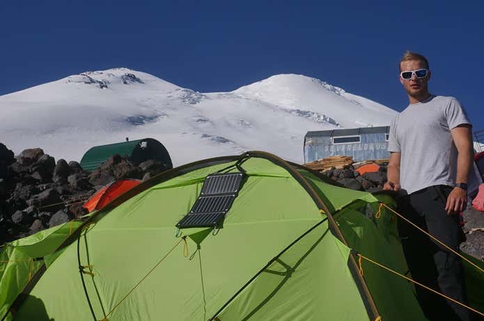 登山でソーラーバッテリーを使っているシーン