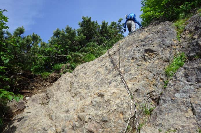 権現岳山頂直下の鎖場