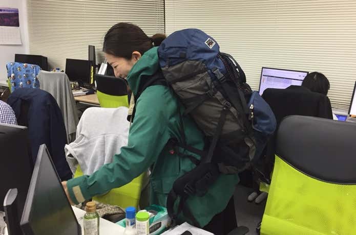 大きなザックを背負っている女性