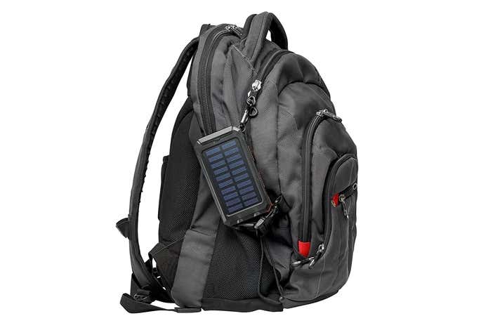 バックパックにソーラーバッテリー付きモバイルバッテリーを付けている画像