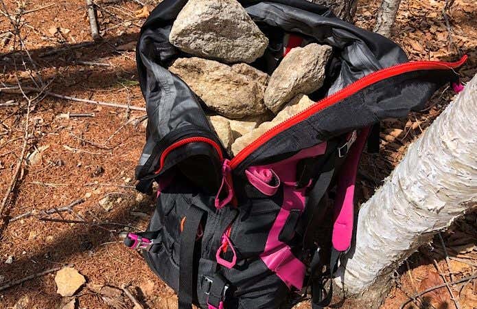 石を詰めたザック