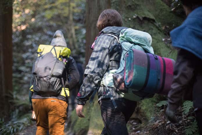 高尾山を登る登山者たち