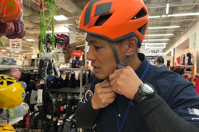 ヘルメットを被る植田さん