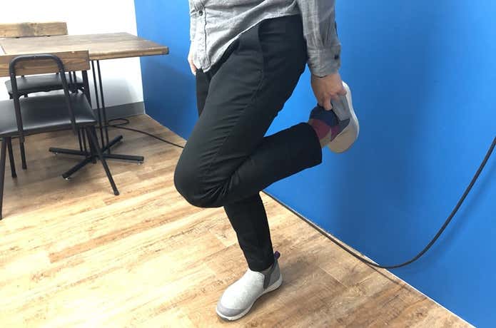 片手で靴を履く
