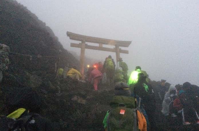 雨の富士山