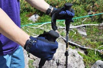 トレッキンググローブを付けて登山