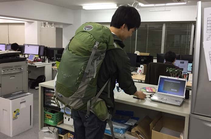 大きなザックを背負った男性