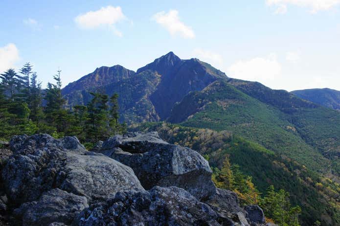 西岳山頂から見る権現岳