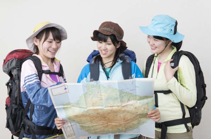 登山計画を立てるパーティ