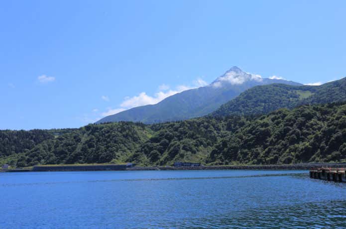雲のかかる利尻山