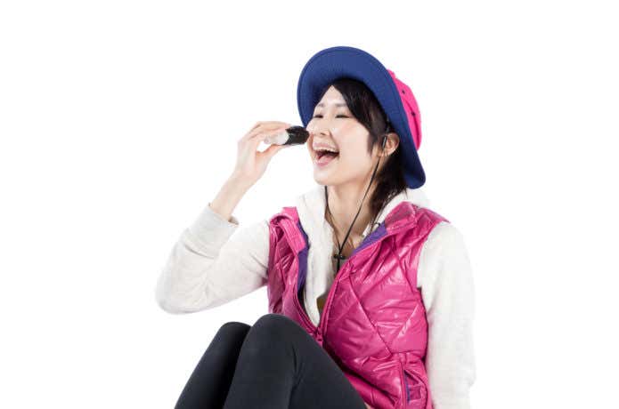 登山中に食事を楽しむ女性