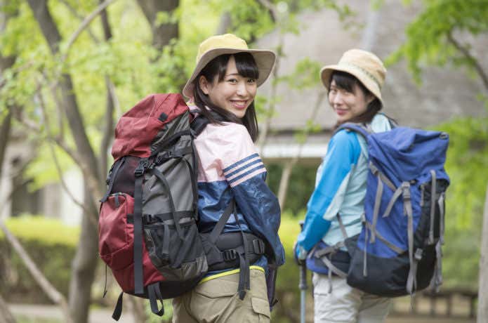 登山を楽しむ女性たちの後ろ姿