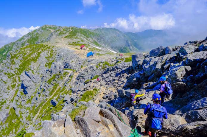 ヘルメットをかぶった登山者