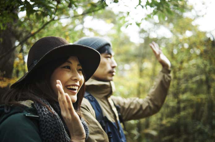 手を振っている登山者