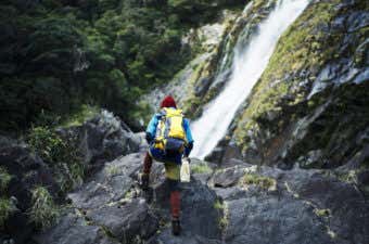 沢沿いを歩く登山者
