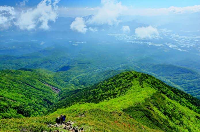杣添尾根を登る登山者と野辺山原の眺め
