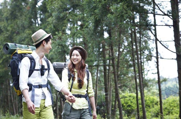 登山を楽しむ男女