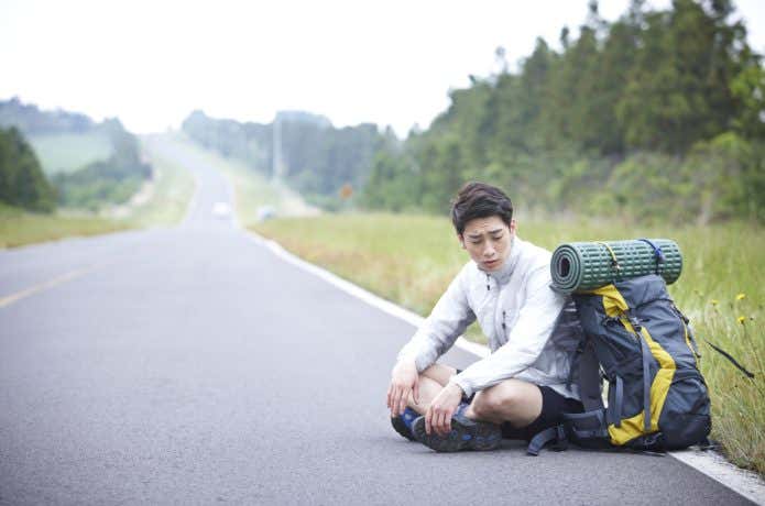 かさばる荷物を持った登山者