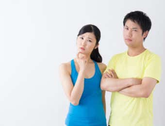 悩んでいる女性と男性
