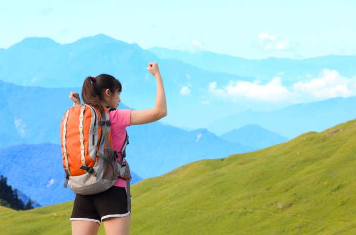 登山を楽しむ女性