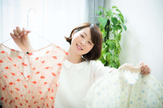 服を選ぶ女性
