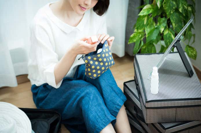 化粧品を触る女性