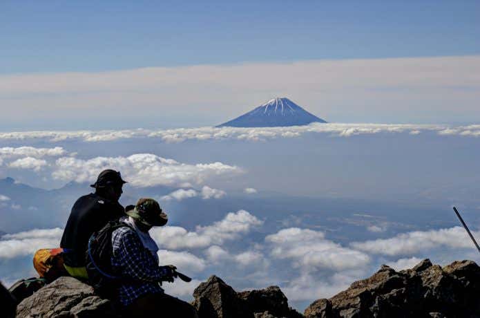 休憩中の登山者