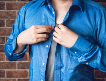 着替えている男性