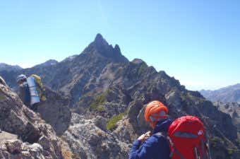 北鎌尾根を行く登山者
