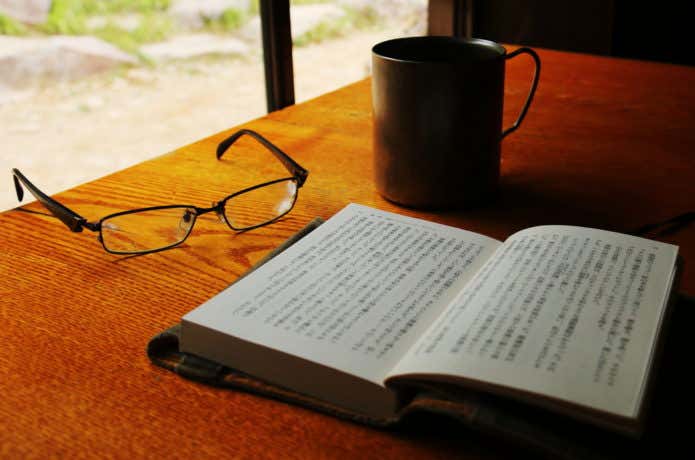 山小屋で読書