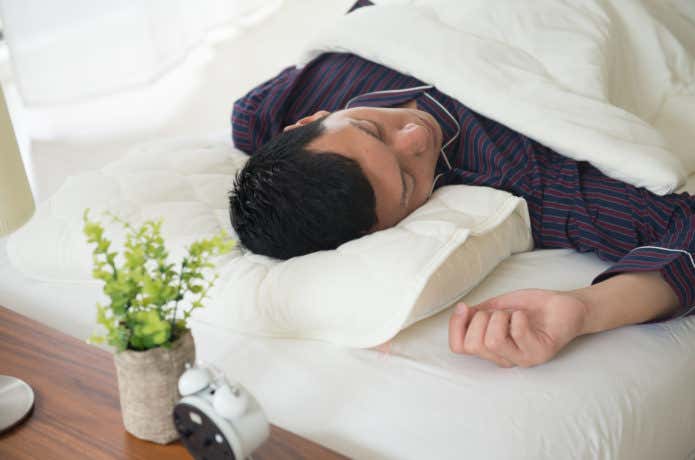 睡眠中の男性