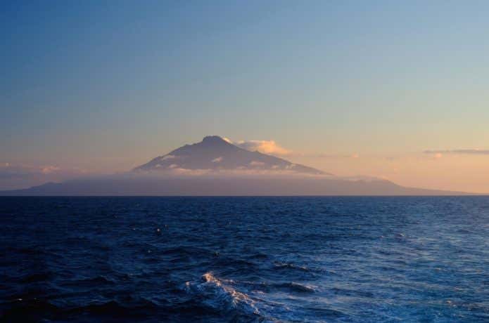 海上に浮かぶ利尻島