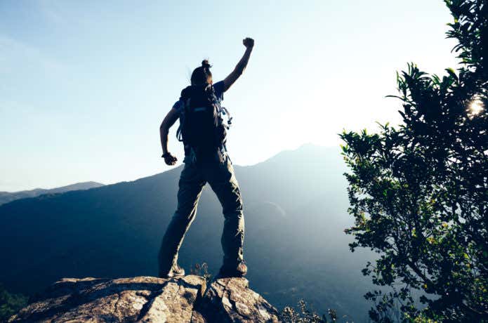 登山を楽しむ男性
