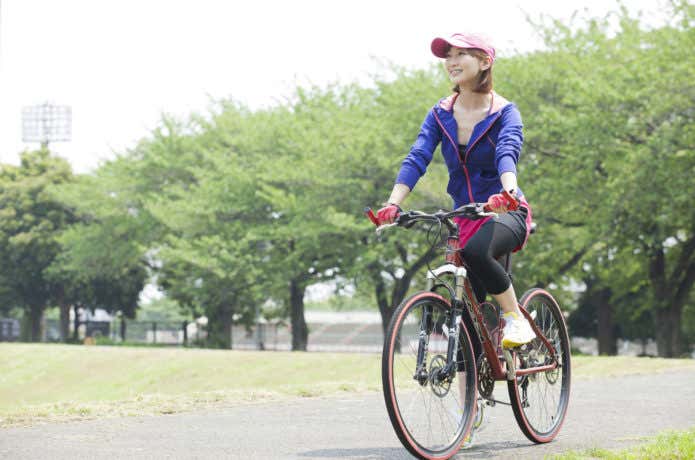 春夏の時期に街でマウンテンバイクに乗っている女性