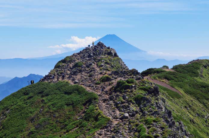 硫黄岳側からの稜線から見た三叉峰と富士山