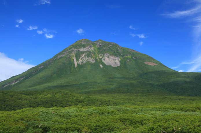麓から見る羅臼岳