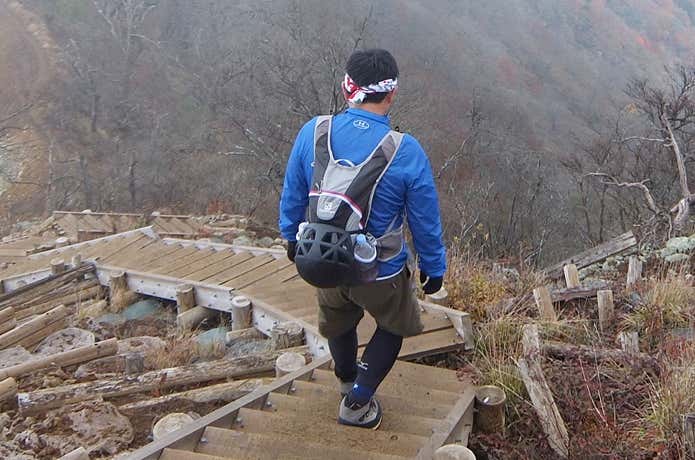 階段を降りる登山者