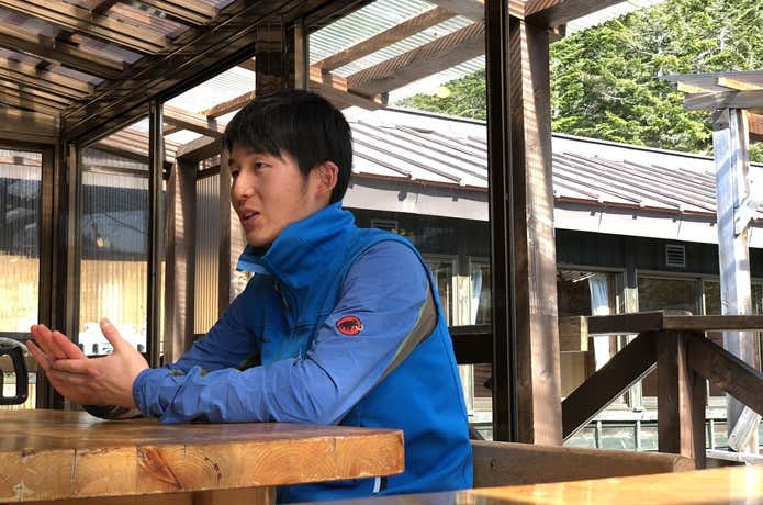 鉱泉主人の柳沢太貴氏