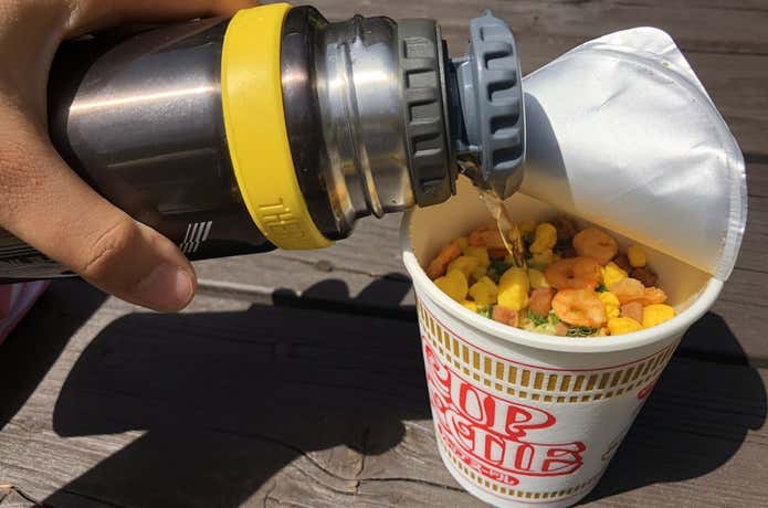 カップヌードルにお湯を注ぐ