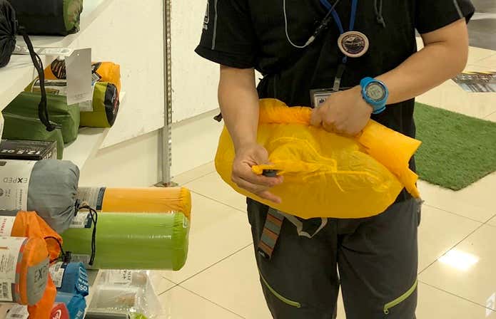 空気弁がついたスタッフバッグ