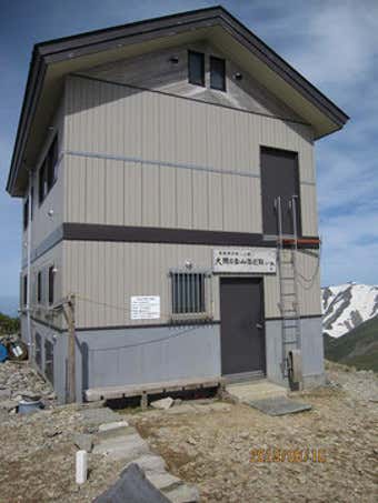 大朝日岳山頂避難小屋