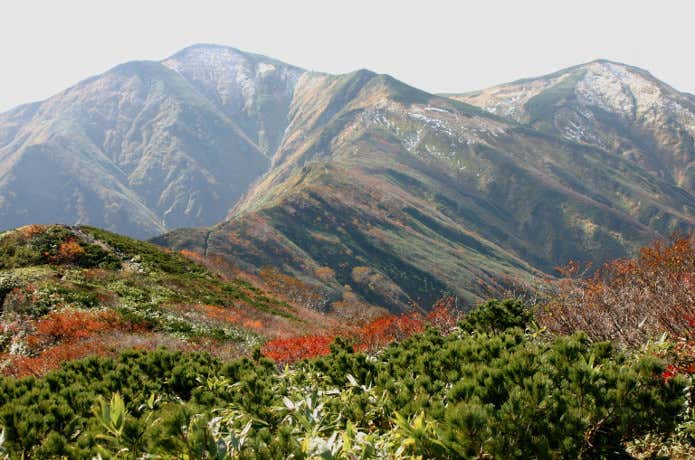 左が朝日岳で右が中岳
