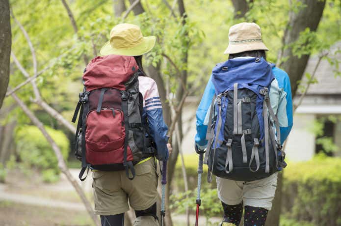 登山を楽しむ2人の女性