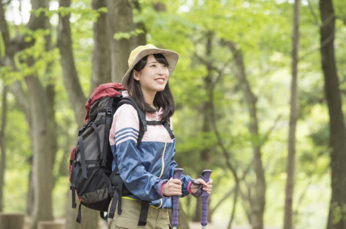 登山を楽しむ女性