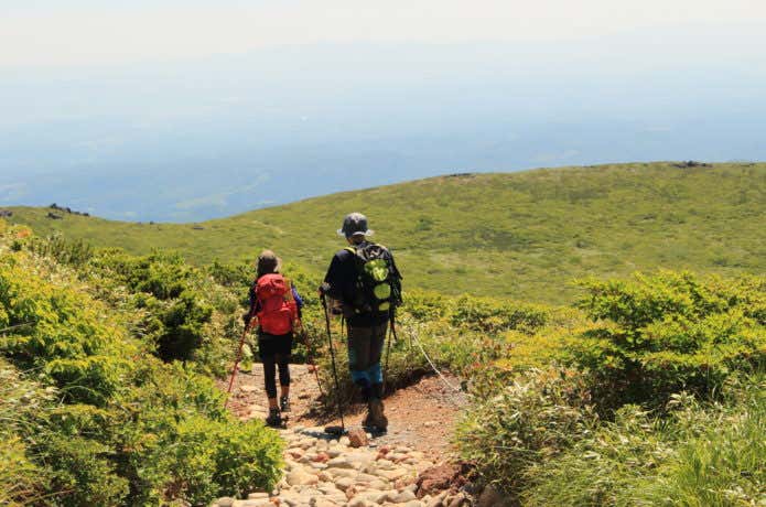 登山する男女